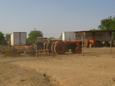 le matériel agricole près du hangar construit en 01/2016